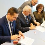 15.11.2016. Wojewoda świętokrzyski podpisuje umowy z samorządami na dofinansowanie remontu dróg gminnych i powiatowych / Wojciech Habdas / Radio Kielce