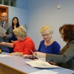 15.11.2016. Wojewoda świętokrzyski podpisuje umowy z samorządami na dofinansowanie remontu dróg gminnych i powiatowych / Wojciech Habdas / Radio Kielce