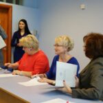 15.11.2016. Wojewoda świętokrzyski podpisuje umowy z samorządami na dofinansowanie remontu dróg gminnych i powiatowych / Wojciech Habdas / Radio Kielce