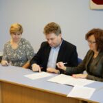 15.11.2016. Wojewoda świętokrzyski podpisuje umowy z samorządami na dofinansowanie remontu dróg gminnych i powiatowych / Wojciech Habdas / Radio Kielce