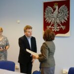 15.11.2016. Wojewoda świętokrzyski podpisuje umowy z samorządami na dofinansowanie remontu dróg gminnych i powiatowych / Wojciech Habdas / Radio Kielce