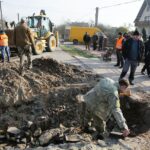 15.11.2016 Radomice. Fragmenty podwozia transportera niemieckiego z czasów II Wojny Światowej / Wojciech Habdas / Radio Kielce