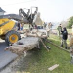 15.11.2016 Radomice. Fragmenty podwozia transportera niemieckiego z czasów II Wojny Światowej / Wojciech Habdas / Radio Kielce