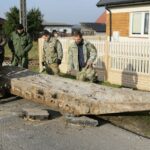 15.11.2016 Radomice. Fragmenty podwozia transportera niemieckiego z czasów II Wojny Światowej / Wojciech Habdas / Radio Kielce