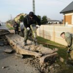 15.11.2016 Radomice. Fragmenty podwozia transportera niemieckiego z czasów II Wojny Światowej / Wojciech Habdas / Radio Kielce