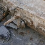 15.11.2016 Radomice. Fragmenty podwozia transportera niemieckiego z czasów II Wojny Światowej / Wojciech Habdas / Radio Kielce