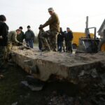 15.11.2016 Radomice. Fragmenty podwozia transportera niemieckiego z czasów II Wojny Światowej / Wojciech Habdas / Radio Kielce