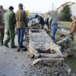 15.11.2016 Radomice. Fragmenty podwozia transportera niemieckiego z czasów II Wojny Światowej / Wojciech Habdas / Radio Kielce