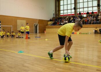15.11.2016 Kielce. Ponad 100 szkół odebrało sprzęt do dziecięcej piłki ręcznej / Wojciech Habdas / Radio Kielce