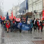 19.11.2016. Przemarsz wolontariuszy zainaugurował 16. edycję "Szlachetnej paczki" / Wojciech Habdas / Radio Kielce