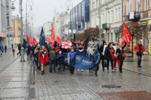 19.11.2016. Przemarsz wolontariuszy zainaugurował 16. edycję "Szlachetnej paczki" / Wojciech Habdas / Radio Kielce