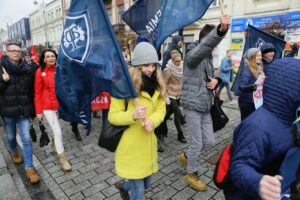 19.11.2016. Przemarsz wolontariuszy zainaugurował 16. edycję "Szlachetnej paczki" / Wojciech Habdas / Radio Kielce