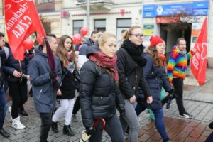 19.11.2016. Przemarsz wolontariuszy zainaugurował 16. edycję "Szlachetnej paczki" / Wojciech Habdas / Radio Kielce