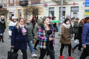 19.11.2016. Przemarsz wolontariuszy zainaugurował 16. edycję "Szlachetnej paczki" / Wojciech Habdas / Radio Kielce