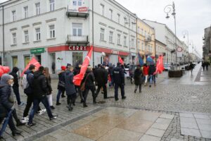 19.11.2016. Przemarsz wolontariuszy zainaugurował 16. edycję "Szlachetnej paczki" / Wojciech Habdas / Radio Kielce