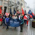 19.11.2016. Przemarsz wolontariuszy zainaugurował 16. edycję "Szlachetnej paczki" / Wojciech Habdas / Radio Kielce