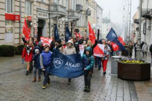 19.11.2016. Przemarsz wolontariuszy zainaugurował 16. edycję "Szlachetnej paczki" / Wojciech Habdas / Radio Kielce