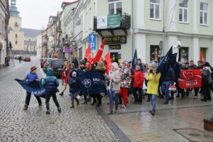 19.11.2016. Przemarsz wolontariuszy zainaugurował 16. edycję "Szlachetnej paczki" / Wojciech Habdas / Radio Kielce