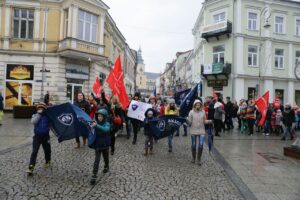 19.11.2016. Przemarsz wolontariuszy zainaugurował 16. edycję "Szlachetnej paczki" / Wojciech Habdas / Radio Kielce