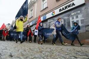 19.11.2016. Przemarsz wolontariuszy zainaugurował 16. edycję "Szlachetnej paczki" / Wojciech Habdas / Radio Kielce