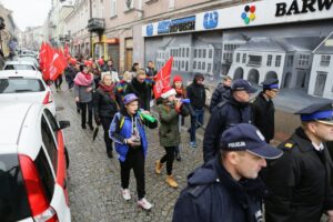 19.11.2016. Przemarsz wolontariuszy zainaugurował 16. edycję "Szlachetnej paczki" / Wojciech Habdas / Radio Kielce