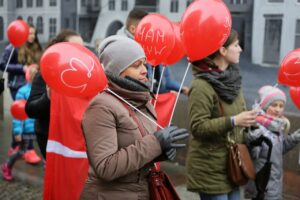 19.11.2016. Przemarsz wolontariuszy zainaugurował 16. edycję "Szlachetnej paczki" / Wojciech Habdas / Radio Kielce