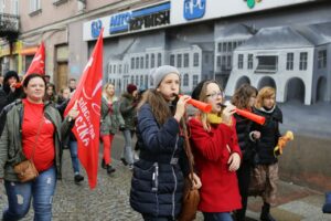 19.11.2016. Przemarsz wolontariuszy zainaugurował 16. edycję "Szlachetnej paczki" / Wojciech Habdas / Radio Kielce