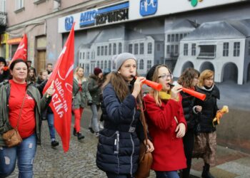 19.11.2016. Przemarsz wolontariuszy zainaugurował 16. edycję "Szlachetnej paczki" / Wojciech Habdas / Radio Kielce