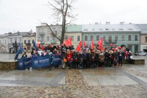 19.11.2016. Przemarsz wolontariuszy zainaugurował 16. edycję "Szlachetnej paczki" / Wojciech Habdas / Radio Kielce