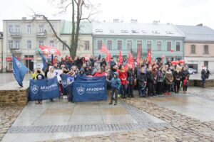 19.11.2016. Przemarsz wolontariuszy zainaugurował 16. edycję "Szlachetnej paczki" / Wojciech Habdas / Radio Kielce