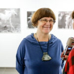 19.11.2016 Kielce. Otwarto także wystawę Ireny Gałuszki - Na styku realności. n/z autorka wystawy rozmawia z dziennikarką Radia Kielce Magdaleną Smożewską-Wójcikiewicz / Wojciech Habdas / Radio Kielce