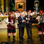 20.11.2016 Kielce. Wieczór z Muzyką Ludową w KCK. Do zabawy włączyli się parlamentarzyści Prawa i Sprawiedliwości poseł Krzysztof Lipiec i senator Krzysztof Słoń. / Wojciech Habdas / Radio Kielce