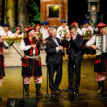 20.11.2016 Kielce. Wieczór z Muzyką Ludową w KCK. Do zabawy włączyli się parlamentarzyści Prawa i Sprawiedliwości poseł Krzysztof Lipiec i senator Krzysztof Słoń. / Wojciech Habdas / Radio Kielce