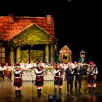 20.11.2016 Kielce. Wieczór z Muzyką Ludową w KCK. Do zabawy włączyli się parlamentarzyści Prawa i Sprawiedliwości poseł Krzysztof Lipiec i senator Krzysztof Słoń. / Wojciech Habdas / Radio Kielce