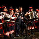 20.11.2016 Kielce. Wieczór z Muzyką Ludową w KCK. Do zabawy włączyli się parlamentarzyści Prawa i Sprawiedliwości poseł Krzysztof Lipiec i senator Krzysztof Słoń. / Wojciech Habdas / Radio Kielce