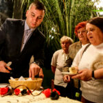 20.11.2016 Kielce. Wieczór z Muzyką Ludową w KCK. Wszyscy goście mogli poczęstować się tortem. / Wojciech Habdas / Radio Kielce