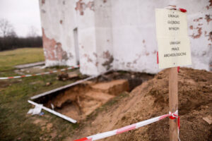 24.11.2016 Szydłów. Archeolodzy prowadzą prace w okolicy Synagogi. / Wojciech Habdas / Radio Kielce