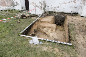 24.11.2016 Szydłów. Archeolodzy prowadzą prace w okolicy Synagogi. / Wojciech Habdas / Radio Kielce