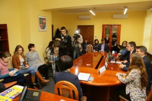 28.11.2016. Samorząd województwa przekaże w tym roku stypendia dla 39 Polaków i osób polskiego pochodzenia ze Wschodu / Wojciech Habdas / Radio Kielce