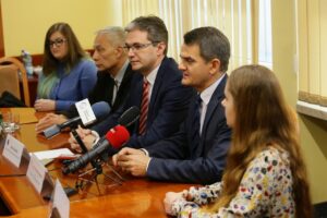 28.11.2016. Samorząd województwa przekaże w tym roku stypendia dla 39 Polaków i osób polskiego pochodzenia ze Wschodu / Wojciech Habdas / Radio Kielce