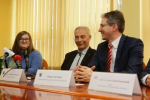 28.11.2016. Samorząd województwa przekaże w tym roku stypendia dla 39 Polaków i osób polskiego pochodzenia ze Wschodu / Wojciech Habdas / Radio Kielce