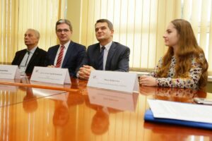 28.11.2016. Samorząd województwa przekaże w tym roku stypendia dla 39 Polaków i osób polskiego pochodzenia ze Wschodu / Wojciech Habdas / Radio Kielce