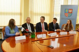 28.11.2016. Samorząd województwa przekaże w tym roku stypendia dla 39 Polaków i osób polskiego pochodzenia ze Wschodu / Wojciech Habdas / Radio Kielce