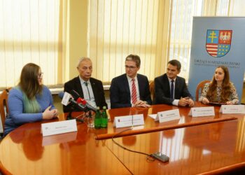 28.11.2016. Samorząd województwa przekaże w tym roku stypendia dla 39 Polaków i osób polskiego pochodzenia ze Wschodu / Wojciech Habdas / Radio Kielce