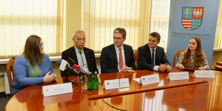 28.11.2016. Samorząd województwa przekaże w tym roku stypendia dla 39 Polaków i osób polskiego pochodzenia ze Wschodu / Wojciech Habdas / Radio Kielce