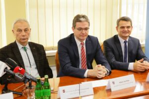 28.11.2016. Samorząd województwa przekaże w tym roku stypendia dla 39 Polaków i osób polskiego pochodzenia ze Wschodu / Wojciech Habdas / Radio Kielce