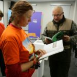 29.11.2016. Najmłodsi podróżnicy otrzymali przewodnik turystyczny po województwie świętokrzyskim / Wojciech Habdas / Radio Kielce