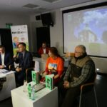 29.11.2016. Najmłodsi podróżnicy otrzymali przewodnik turystyczny po województwie świętokrzyskim / Wojciech Habdas / Radio Kielce