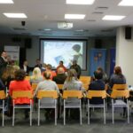 29.11.2016. Najmłodsi podróżnicy otrzymali przewodnik turystyczny po województwie świętokrzyskim / Wojciech Habdas / Radio Kielce