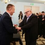 30.11.2016 Chęciny, Wręczenie tytułu Honorowego Obywatela Chęcin reżyserowi Jerzemu Hoffmanowi. Burmistrz Robert Jaworski i Jerzy Hoffman / Wojciech Habdas / Radio Kielce